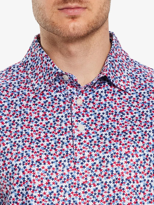 The model wears the WHITE PATRIOTIC STAR golf polo shirt, seen from the chest, highlighting its cut and comfort