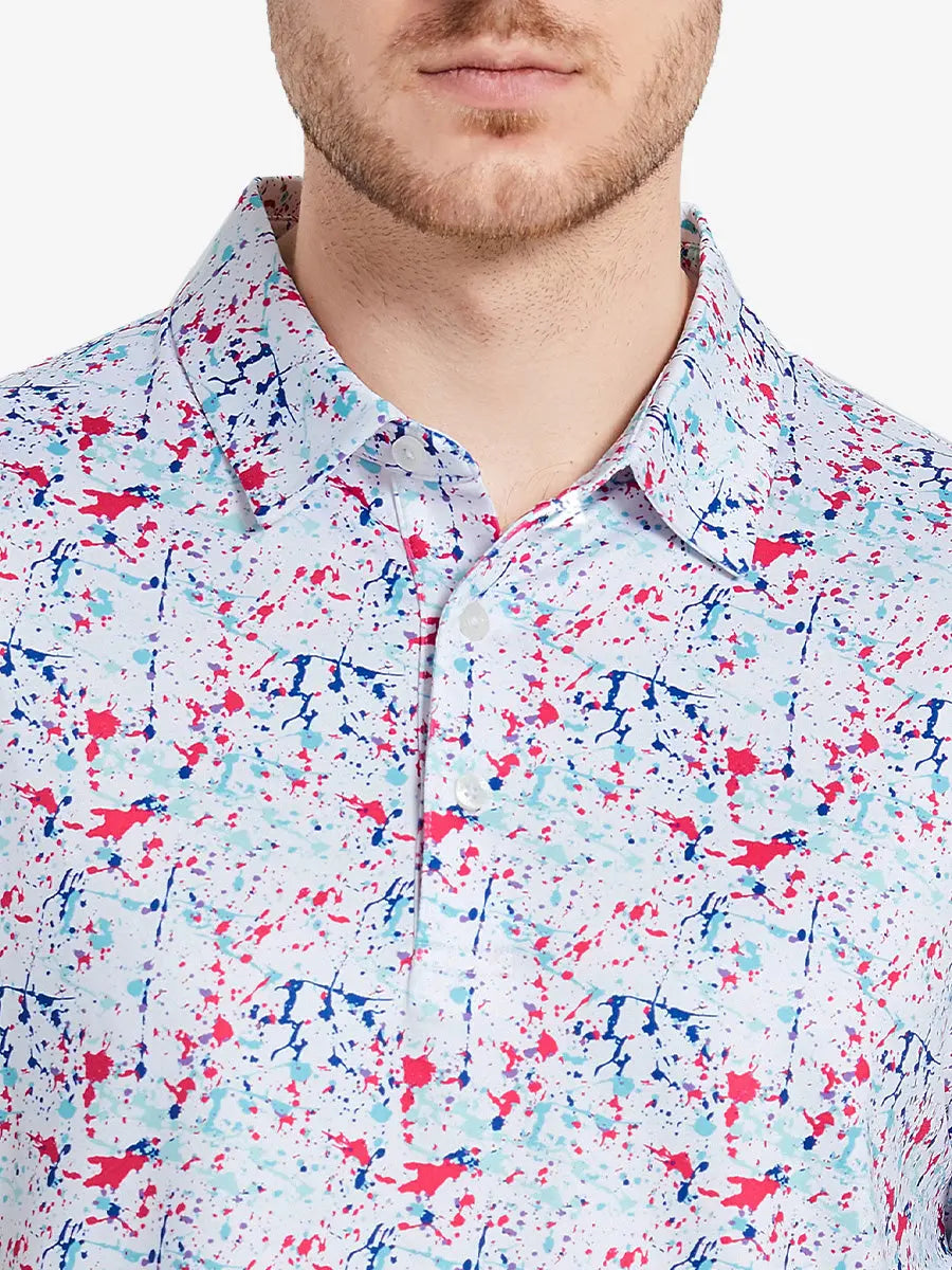 The model wears the WHITE PAINTING golf polo shirt, seen from the chest, highlighting its cut and comfort