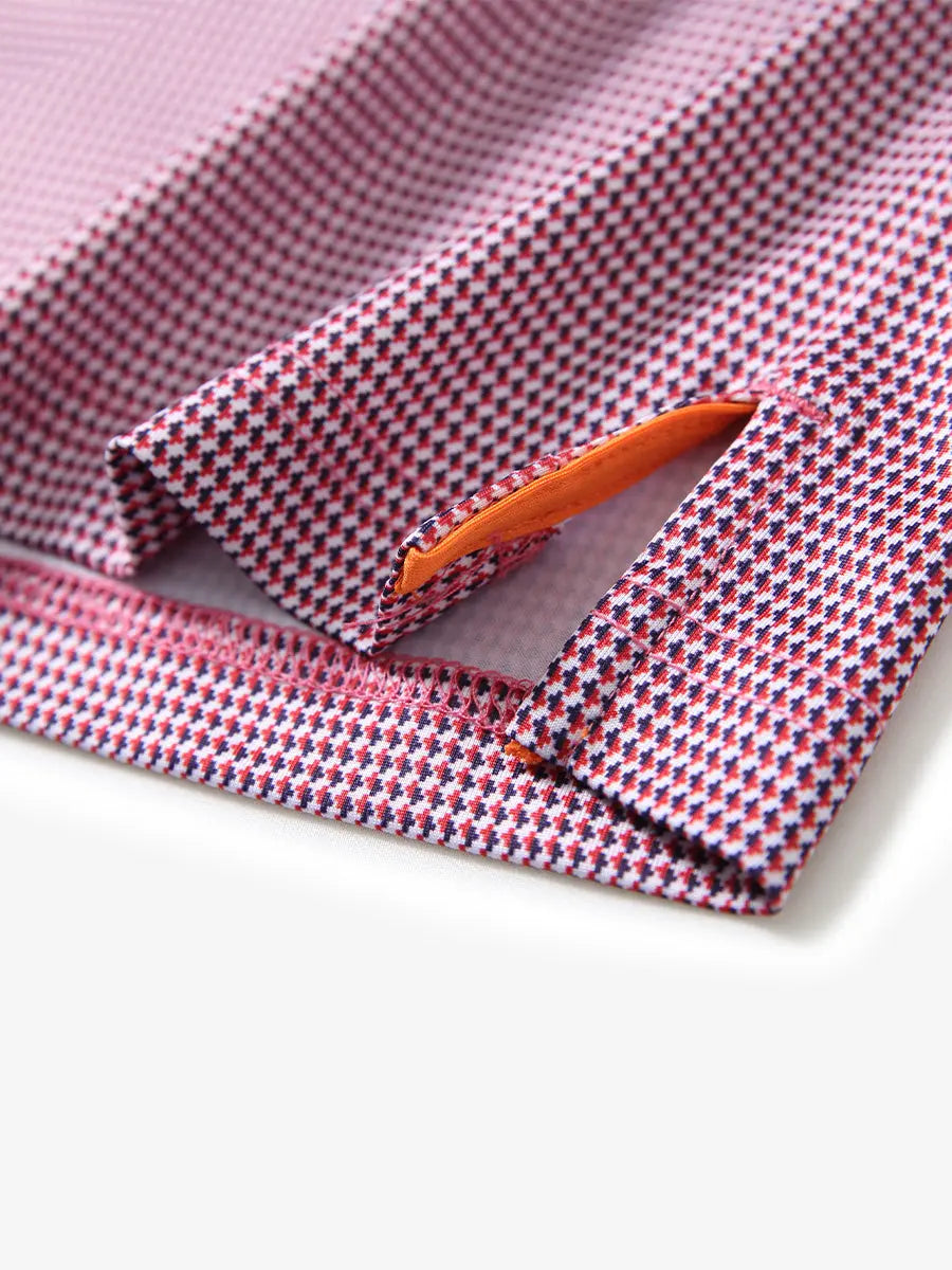 MAELREG's hem slit detail showcases the RED PUZZLE BLOCK Polo shirt. Its refined craftsmanship and fabric texture highlight its high quality