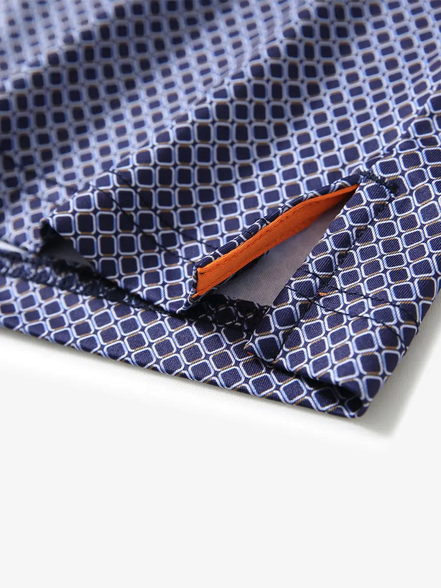 Detailed view of the corner of the navy blue chevron model polo shirt, the simple and generous design highlights its classic and modern sense, suitable for a variety of occasions.