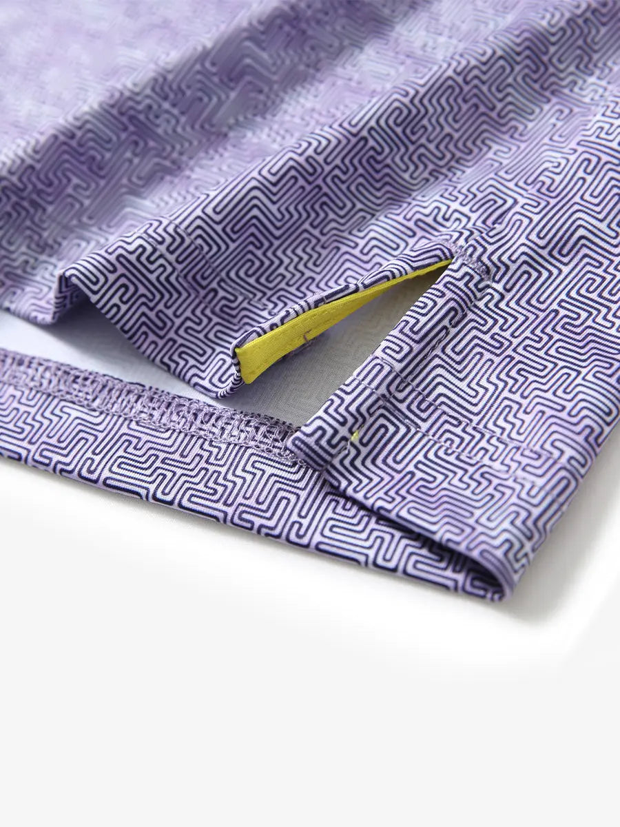 MAELREG's hem slit detail showcases the PURPLE MAZE Polo shirt. Its refined craftsmanship and fabric texture highlight its high quality